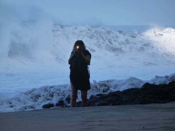 Mar violento ao fundo e tranquilidade total na praia, em Kalalau, na ilha de Kauai, no Havaí